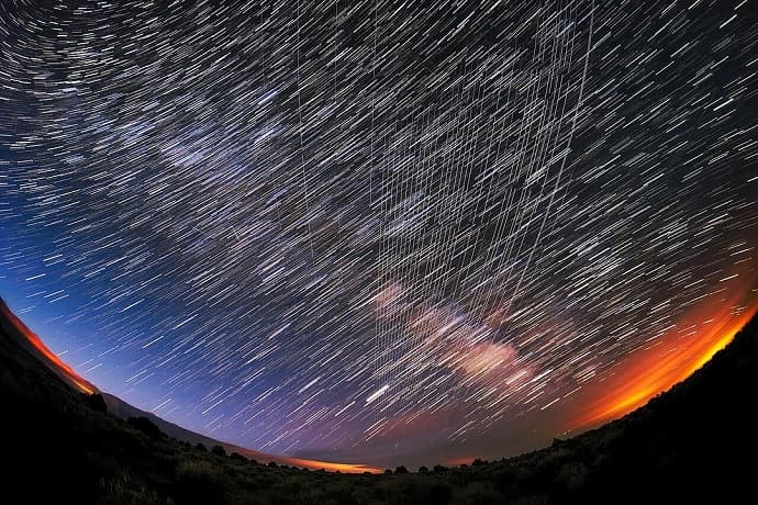 לווייני סטארלינק חוצים את השמיים בניו מקסיקו. צולם בפברואר השנה בחשיפה ארוכה. קרדיט: M. Lewinsky