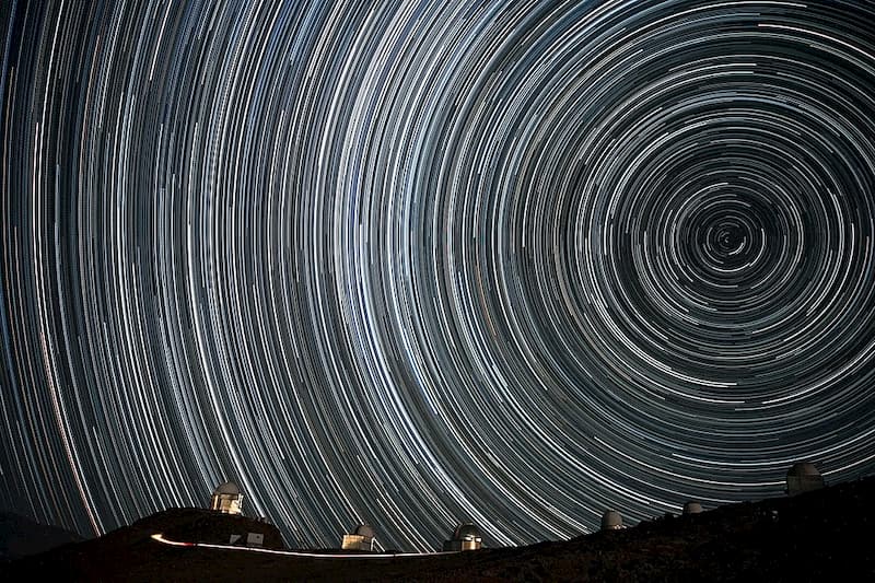 כוכבי השבת בחשיפה ארוכה מעל מצפה הכוכבים לה סילה שבצ'ילה חגים סביב ציר כדור הארץ בקוטב הדרומי. קרדיט: ESO/A.Santerne
