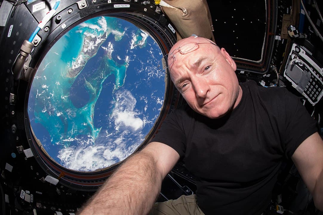 סקוט קלי בתחנת החלל הבינלאומית