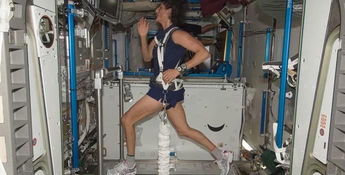 האסטרונאוטית סוניטה ויליאמס מתאמנת על סיפון תחנת החלל הבינלאומית. קרדיט: NASA