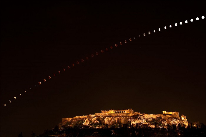 ליקוי ירח מלא מעל האקרופוליס באתונה, ב-15 ביוני 2011