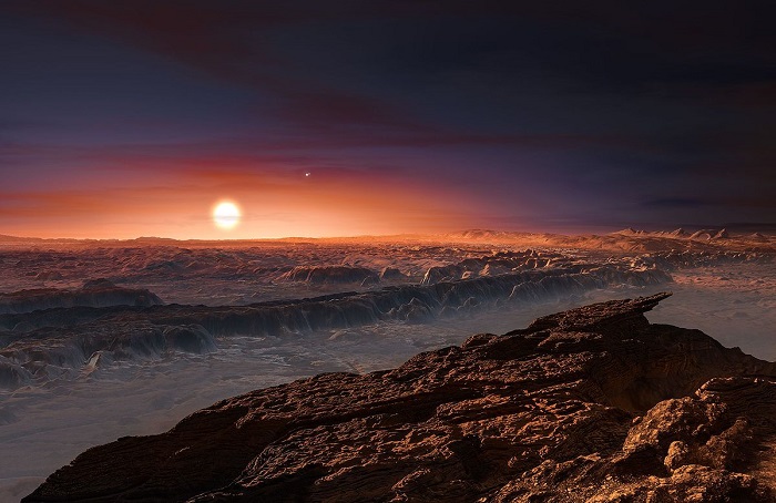כוכב הלכת פרוקסימה קנטאורי b, שקיומו התגלה ב-2016. באופק: שקיעת פרוקסימה קנטאורי ושתי השמשות הרחוקות יותר באלפא קנטאורי | איור: 