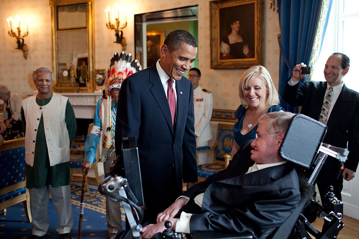 הוקינג מקבל את מדליית החירות הנשיאותית מידי הנשיא אובמה. 