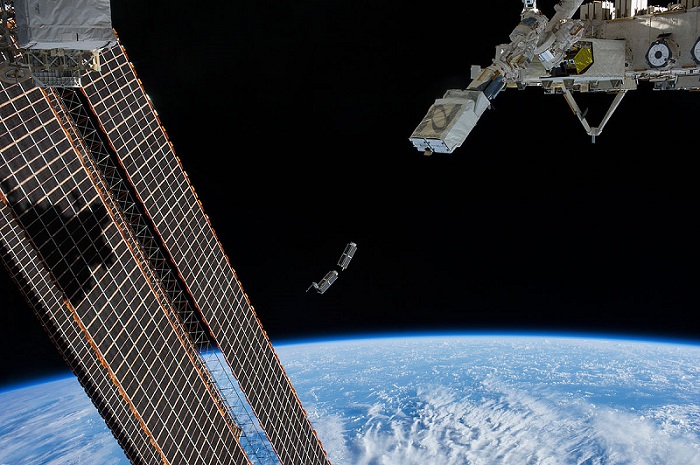 שחרור ננו-לוויינים מתחנת החלל הבינלאומית | צילום: NASA