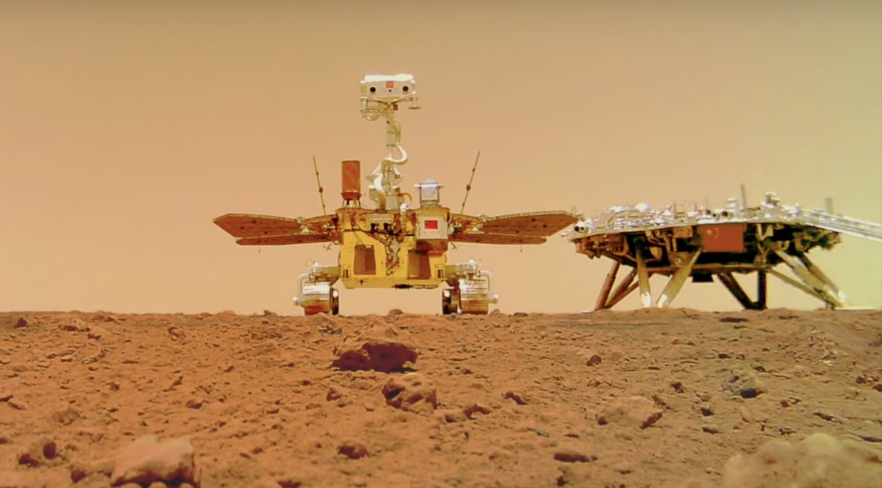 הרובר ז'ורונג והנחתת טיאנוון 1 על אדמת מאדים. קרדיט: 中国新闻网