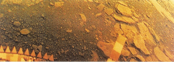 פני השטח של נוגה, כפי שצולמו על ידי ונרה 13 ב-1981. קרדיט: רוסקוסמוס/Lenny Flank פני השטח של נוגה, כפי שצולמו על ידי ונרה 13 ב-1981. קרדיט: רוסקוסמוס/Lenny Flank