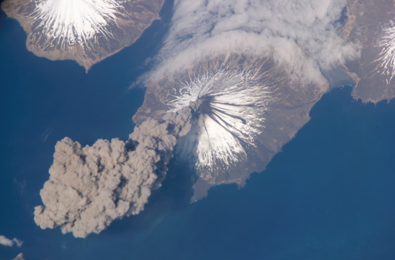 צילום לווייני של הר געש. קרדיט: NASA