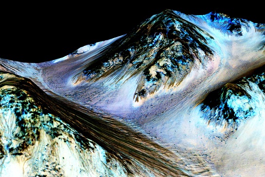 צילום זרמי מים (הפסים הכהים) על רכס במאדים | NASA/JPL/University of Arizona