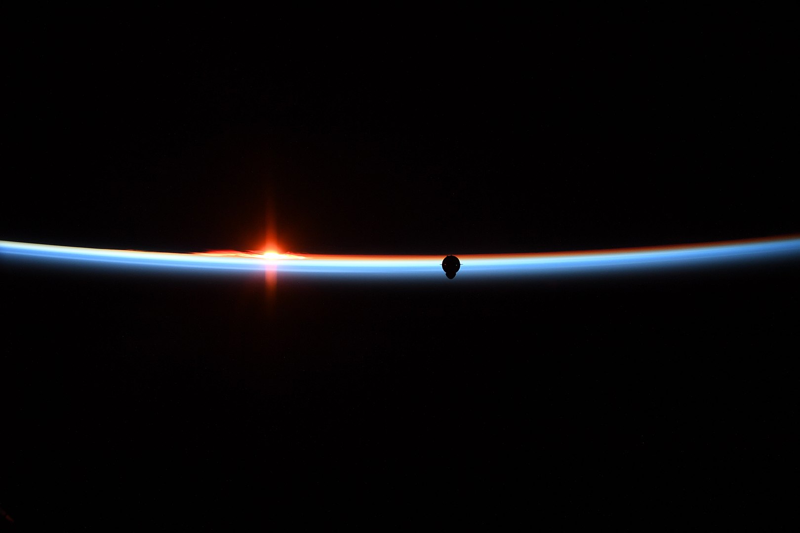 צללית חללית הדרגון במשימת דמו 1, בעודה מתקרבת לתחנת החלל הבינלאומית. קרדיט: NASA astronaut Anne McClain