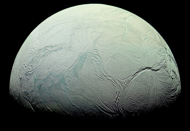 הירח אנקלדוס. קרדיט: NASA/JPL/Space Science Institute, Processed by Kevin M. Gill