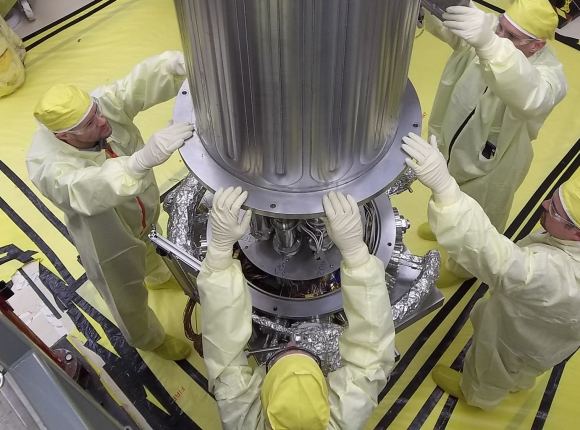 עובדי נאס"א מתקינים את תא הוואקום בניסוי "קראסטי". החברות לא יצטרכו לפתח את ההתקן מאפס. צילום: NASA