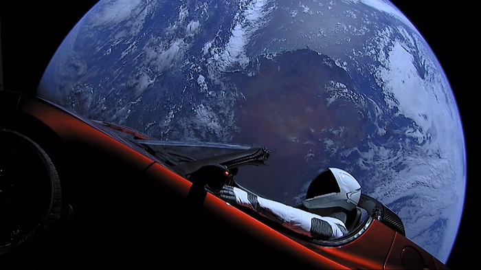 המכונית של אילון מאסק משייטת על רקע החללית שלנו בחלל: כדור הארץ | צילום: SpaceX