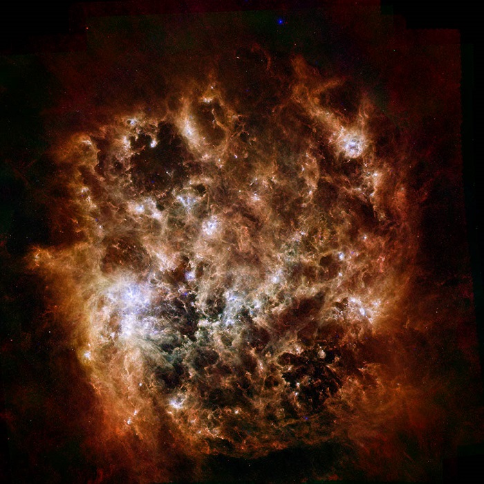 ענן מגדל הגדול, גלקסיה ננסית, ולא סדורה, שהיא גלקסיית לוויין של גלקסיית שביל החלב