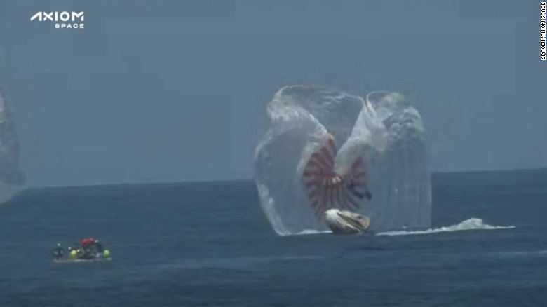 ספלאשדאון: הדראגון נוחת באוקיאנוס האטלנטי. קרדיט: SpaceX/Axiom Space