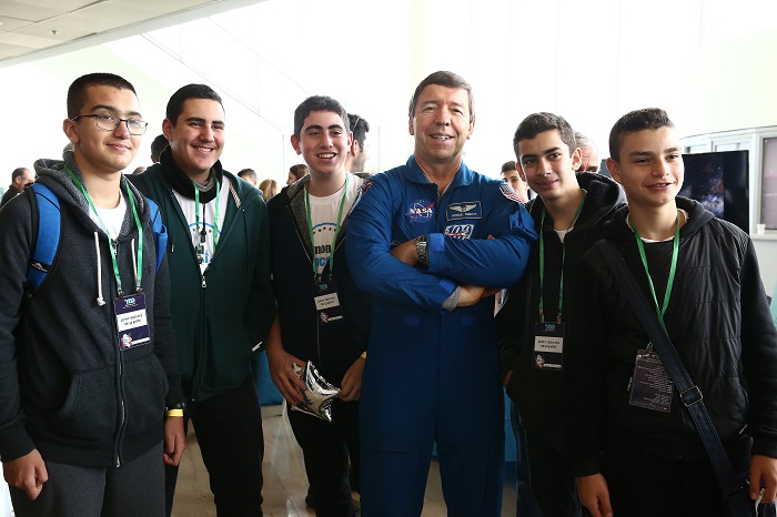 האסטרונאוט מייקל באראט עם תלמידים שהשתתפו בתחרות ספייסלאב תשע"ח