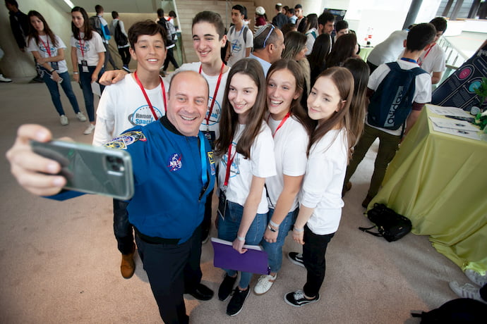האסטרונאוט לשעבר גארת רייזמן עם קבוצת התלמידים הזוכים