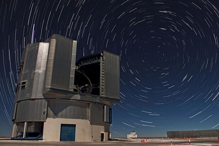 תנועת הכוכבים על רקע Very Large Telescope בצ'ילה. בקוטב הדרומי הכוכבים נראים כאילו הם מקיפים את כוכב הדרום | ESO/F. Char