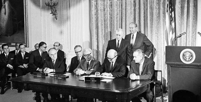 נציגי ארה"ב וברה"מ חותמים על אמנת החלל החיצון ב-1967. קרדיט:UN 