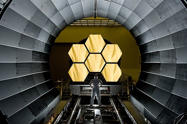 מקטעי המראות של טלסקופ החלל ג'יימס ווב, שעתיד לשמש לוויין מחקר. קרדיט: NASA/MSFC/David Higginbotham