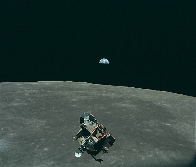 "הנשר" ממריא חזרה מהירח, וברקע כדור הארץ. את התמונה צילם קולינס מחלון הקולומביה. קרדיט: NASA
