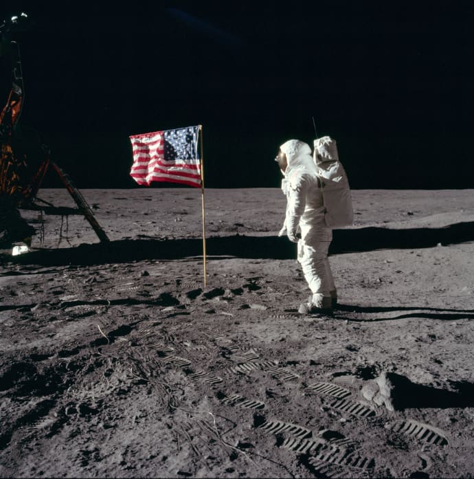 באז אולדרין מצדיע לדגל הפסים והכוכבים. נעיצתו ליד רכב הנחיתה הירחי לא הייתה רעיון כל כך טוב, מתברר. קרדיט: NASA