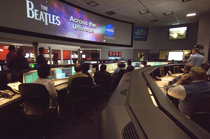 מהנדסים במרכז הבקרה של JPL, בזמן שידור השיר של הביטלס לחלל העמוק