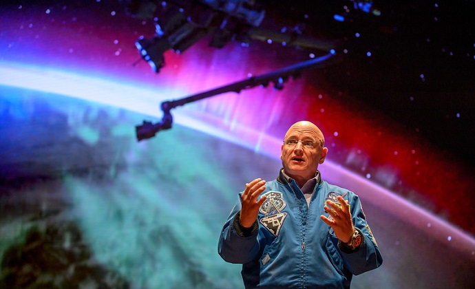 סקוט קלי בהרצאה בוושינגטון לאחר חזרתו משהותו שנה בחלל