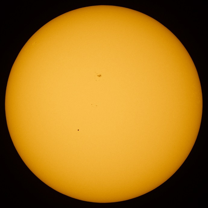 כוכב חמה (הנקודה השחורה מצד שמאל למטה) עובר על פני השמש במאי 2016. קרדיט: Elijah Mathews