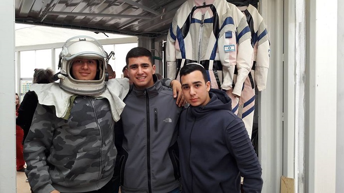 מודדים את החליפה ונערכים להתיישבות במאדים. קרדיט: באדיבות אורט בראודה מודדים את החליפה ונערכים להתיישבות במאדים