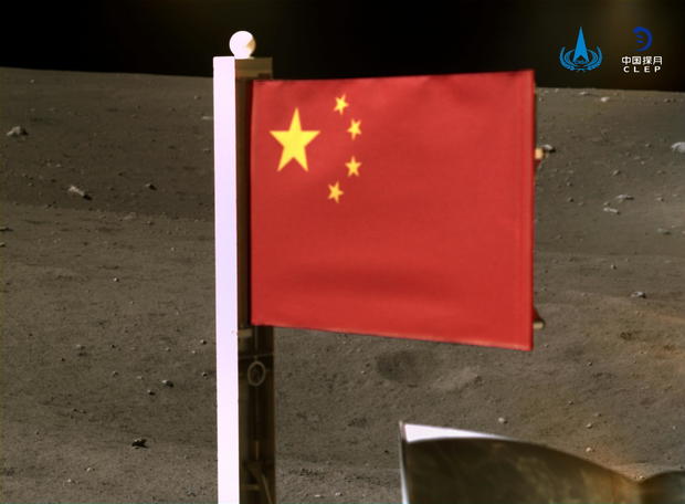 הנחֶתת צ'אנגה 5 מניפה את דגל סין על הירח ב-2020. קרדיט: CNSA 