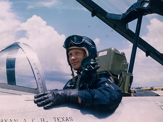 אולדרין הצעיר במטוס הקרב שלו. קרדיט: buzzaldrin.com אולדרין הצעיר במטוס הקרב שלו. קרדיט: buzzaldrin.com