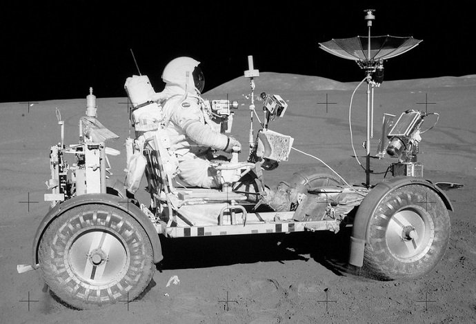 רכב הנדידה הירחי ב-1971. אולי האסטרונאוטים בתוכנית אפולו השאירו את המפתחות בסוויץ'? קרדיט: NASA