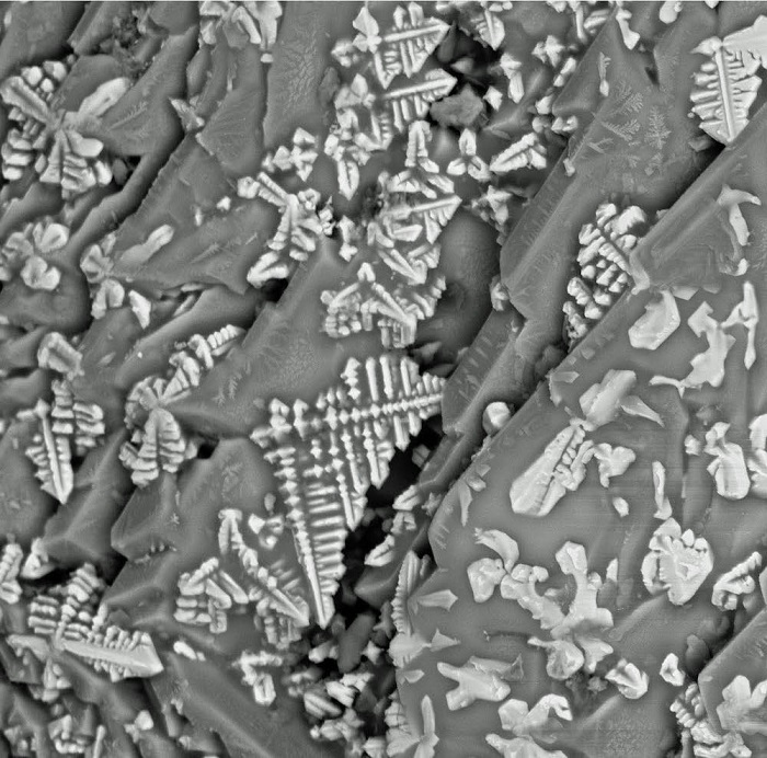 הטקסטורות שנגלות תחת המיקרוסקופ הן תוצר של ריאקציה בין הברזל שבאבן ובין החמצן באטמוספרה בכניסה לכדוה"א