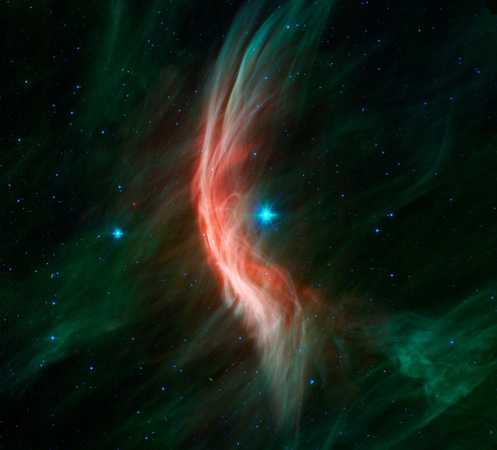 זטא בקבוצת הכוכבים נחש (הכוכב הכחול במרכז), הוא כה מסיבי, שהתנועה שלו גורמת לאדוות בתווך הבין-כוכבי של הגז והאבק