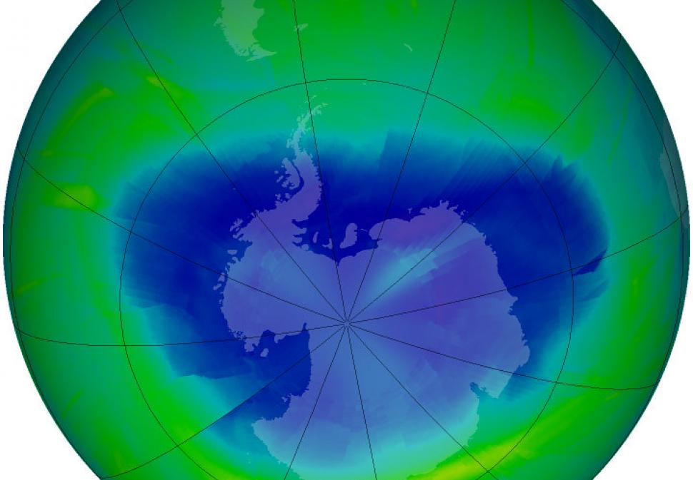החור באוזון מעל הקוטב הדרומי. קרדיט: NASA’s Earth Observatory