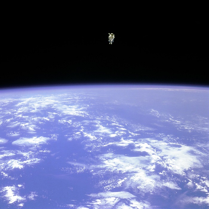 האסטרונאוט ברוס מק'קנדלס עם מערכת הנעה אישית מסלול סביב כדוה"א 400 ק"מ מעל פני הים
