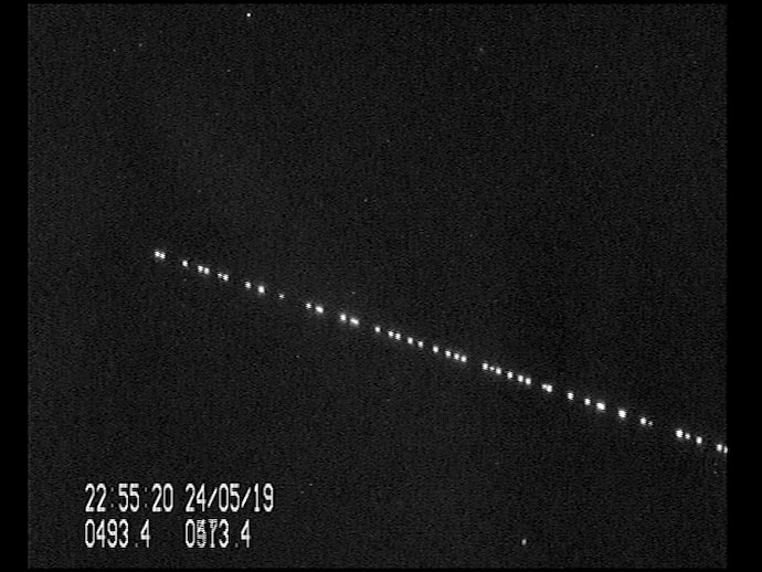 לווייני סטארלינק בשמיים: כל נקודה בטור היא לוויין תקשורת. קרדיט: Marco Langbroek via SatTrackBlog