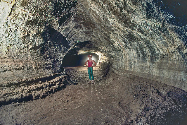 תעלת לבה בכדור הארץ. הייתם גרים שם? קרדיט: Dave Bunnell / Under Earth Images