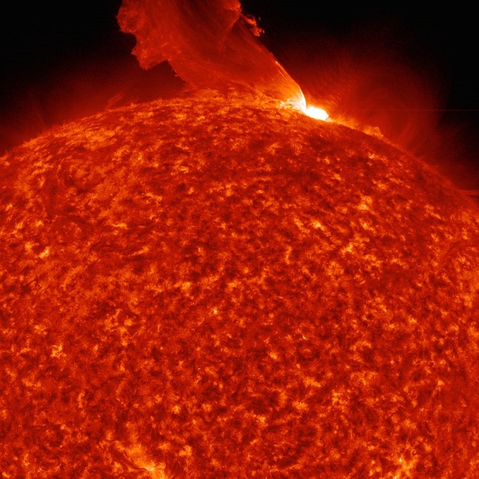 הצצה חסרת תקדים על השמש. קרדיט: NASA/SDO התפרצות סולארית על השמש
