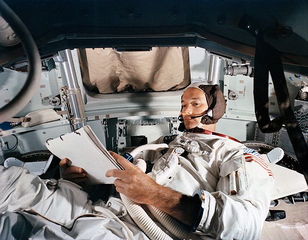 מייקל קולינס בסימולטור תא הפיקוד, חודש לפני הטיסה לירח. קרדיט: NASA