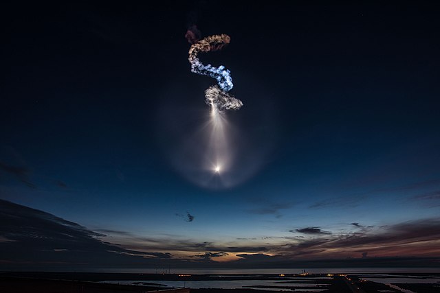 אפקט הדמדומים בפעולה בשיגור פלקון 9 מעט לפני הזריחה ב-2018. קרדיט: ספייס אקס. 