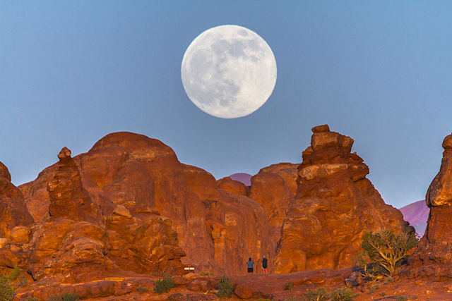 הקשר החמקמק בין הירח לגיאולוגיה. ירח מלא בקרבה מקסימלית לכדו