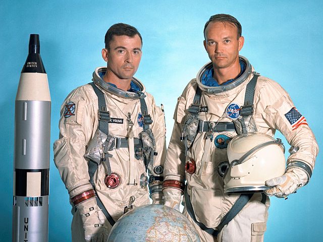 קולינס (מימין) עם יאנג במשימת ג'מיני 10. קרדיט: NASA
