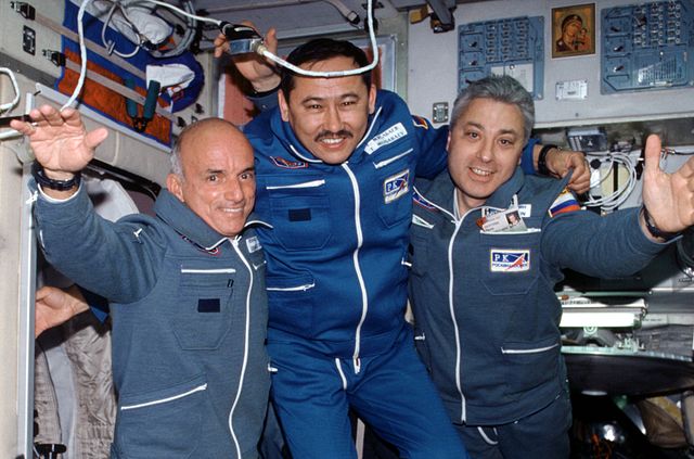 תייר החלל הראשון דניס טיטו (משמאל) בסויוז. קרדיט: נאס"א
