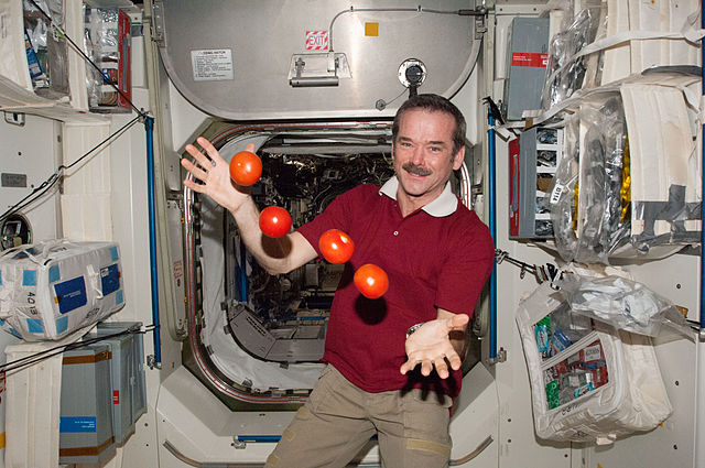 כריס הדפילד מלהטט בעגבניות בתחנת החלל הבינלאומית. קרדיט: נאס