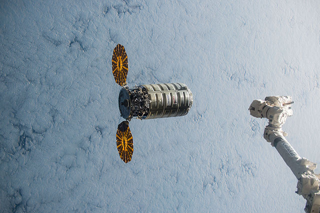 הזרוע הרובוטים של תחנת החלל הבינלאומית נשלחת אל חללית המשא Cygnus