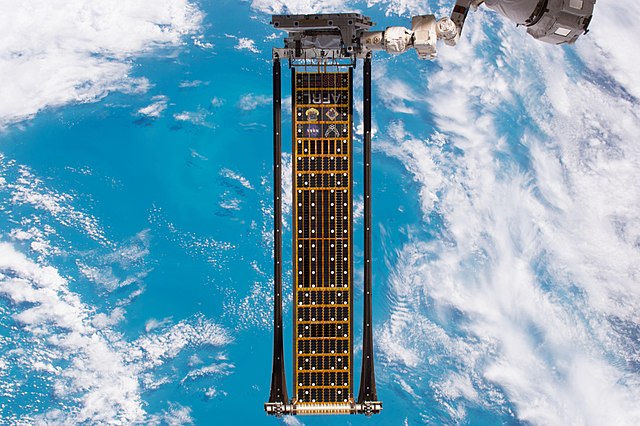 המערך הסולארי החדיש רוזה נפרש מהזרוע הרובוטית שעל סיפון תחנת החלל הבינלאומית ב-2017. דארט תפרוש שני מערכים כאלה. קרדיט: NASA