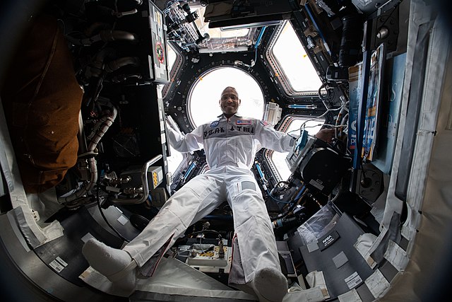 אסטרונאוט נאס"א ויקטור בתחנת החלל הבינלאומית בדצמבר 2020. 