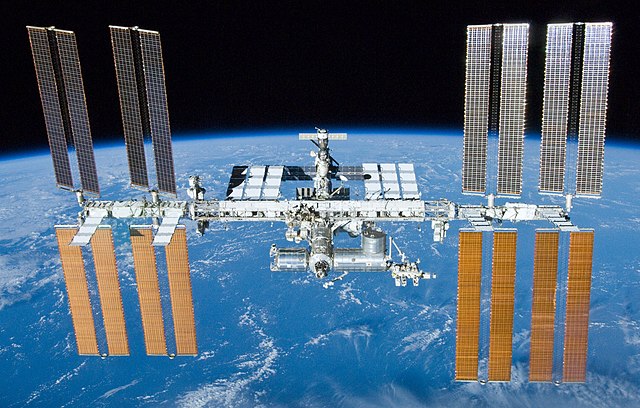 תחנת החלל הבינלאומית, סמל שיתוף הפעולה הבינלאומי בחלל, כפי שצולמה מסיפון מעבורת החלל אטלנטיס ב-2010. קרדיט: נאס"א