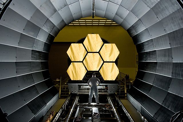 מהנדס נאס"א מתבונן במערך המראות של טלסקופ החלל ג'יימס ווב | NASA/MSFC/David Higginbotham